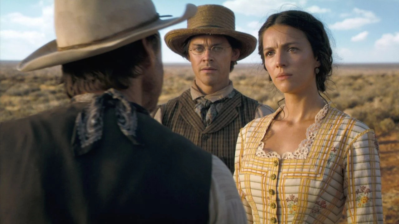 Segundo o The Guardian, em declaração apresentada ao Tribunal Superior de Los Angeles, Costner classificou a denúncia como “uma mentira descarada”, feita para manchar sua reputação.