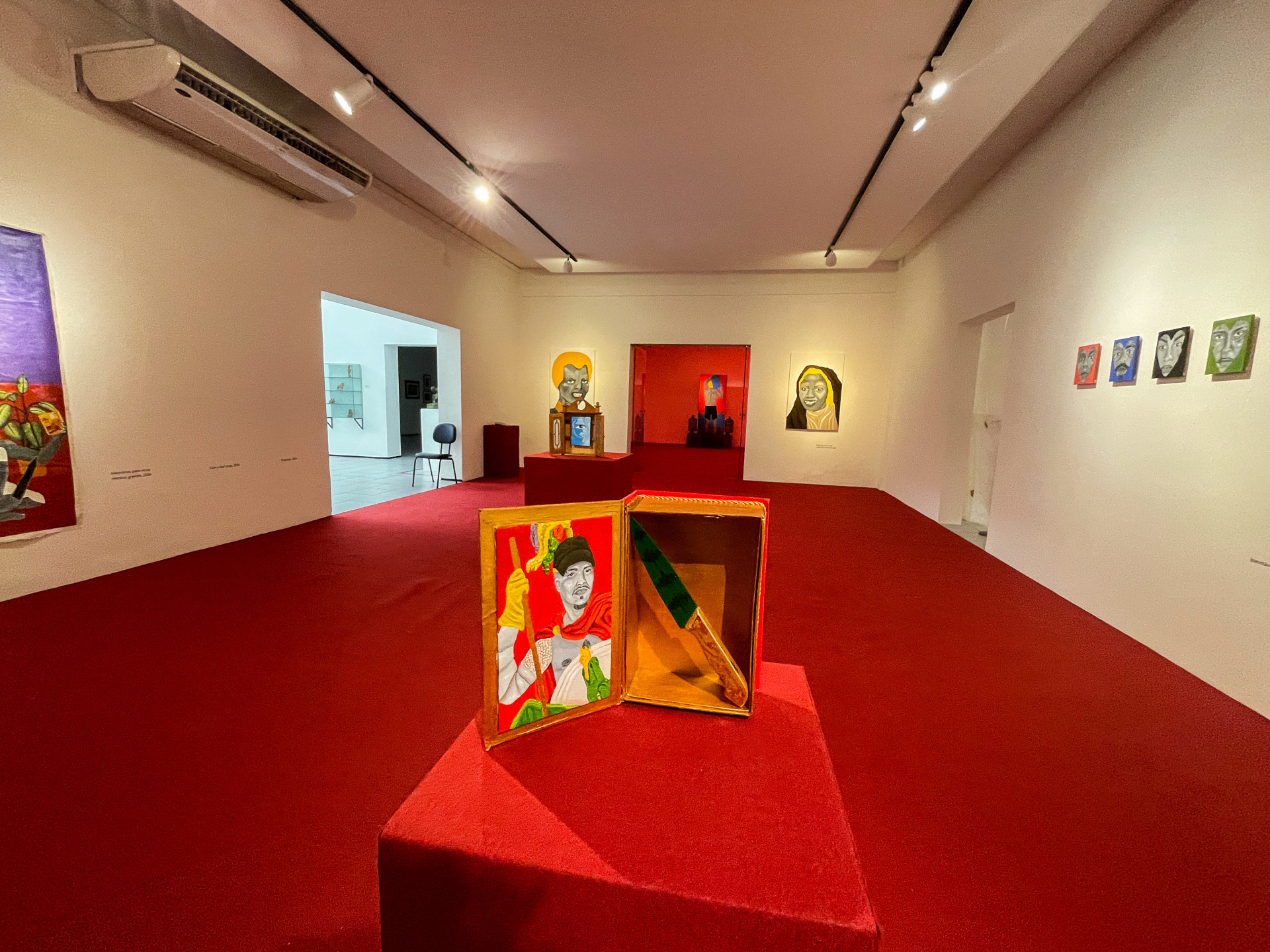 O artista também aborda os desafios e a necessidade de apoio a artistas periféricos, defendendo que a arte é um meio de luta e união para a comunidade