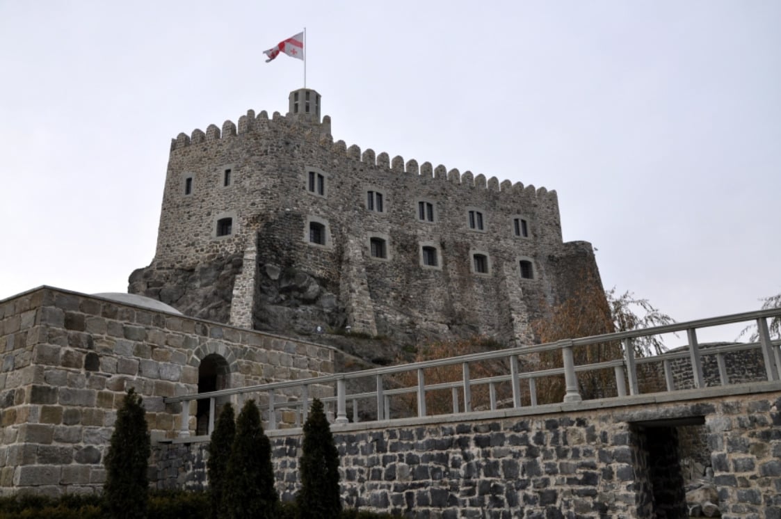  O país também abriga muitos castelos históricos, como Rabati, Khinkani, Aspindza e Ninotsminda.
