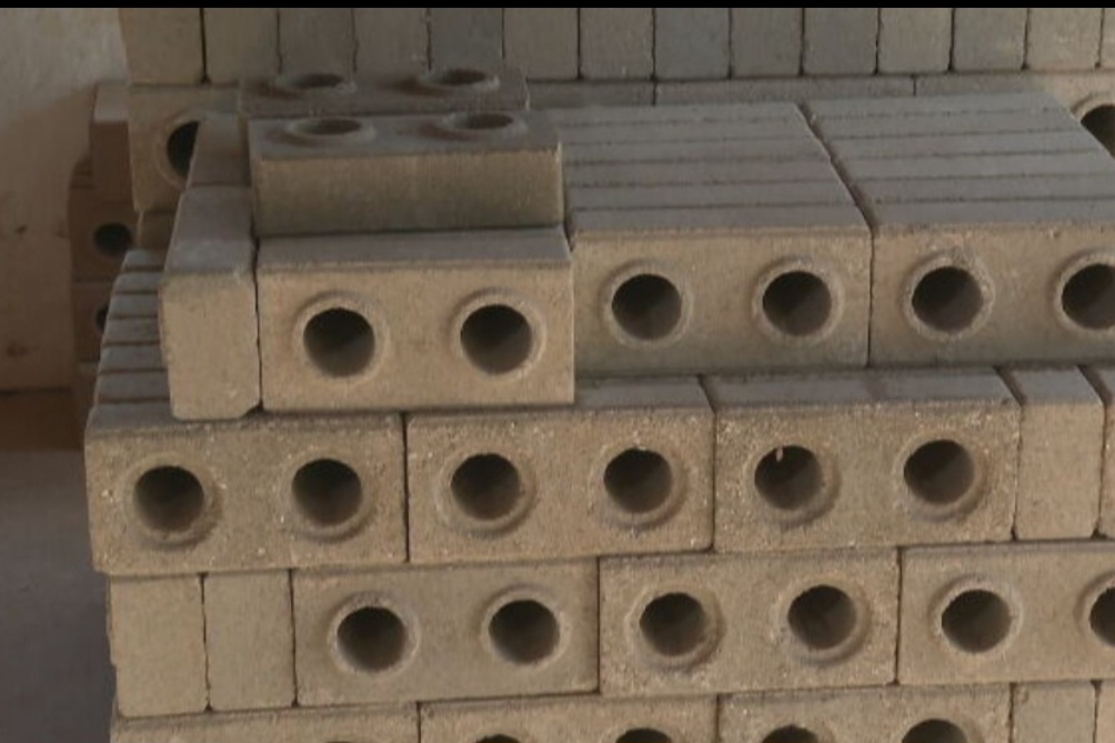 Os tijolos passaram por testes de resistência e apresentaram a vantagem de custar 20% a menos que o tijolo comum, de acordo com as produtoras. Elas explicam que, para utilizar esse tijolo, basta fazer o rejunte e botar resina na parede , sem necessidade de reboco.