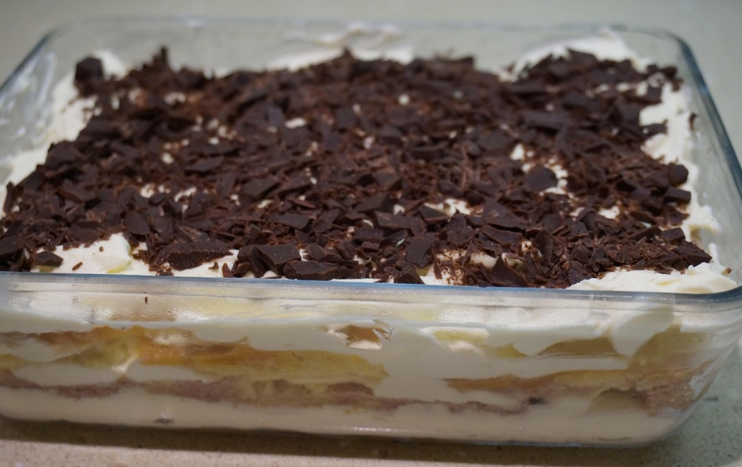 De acordo com essa versão, o doce foi uma inovação baseada em sobremesas italianas mais antigas, como a zuppa inglese, uma espécie de pavê presente no país europeu com licor.