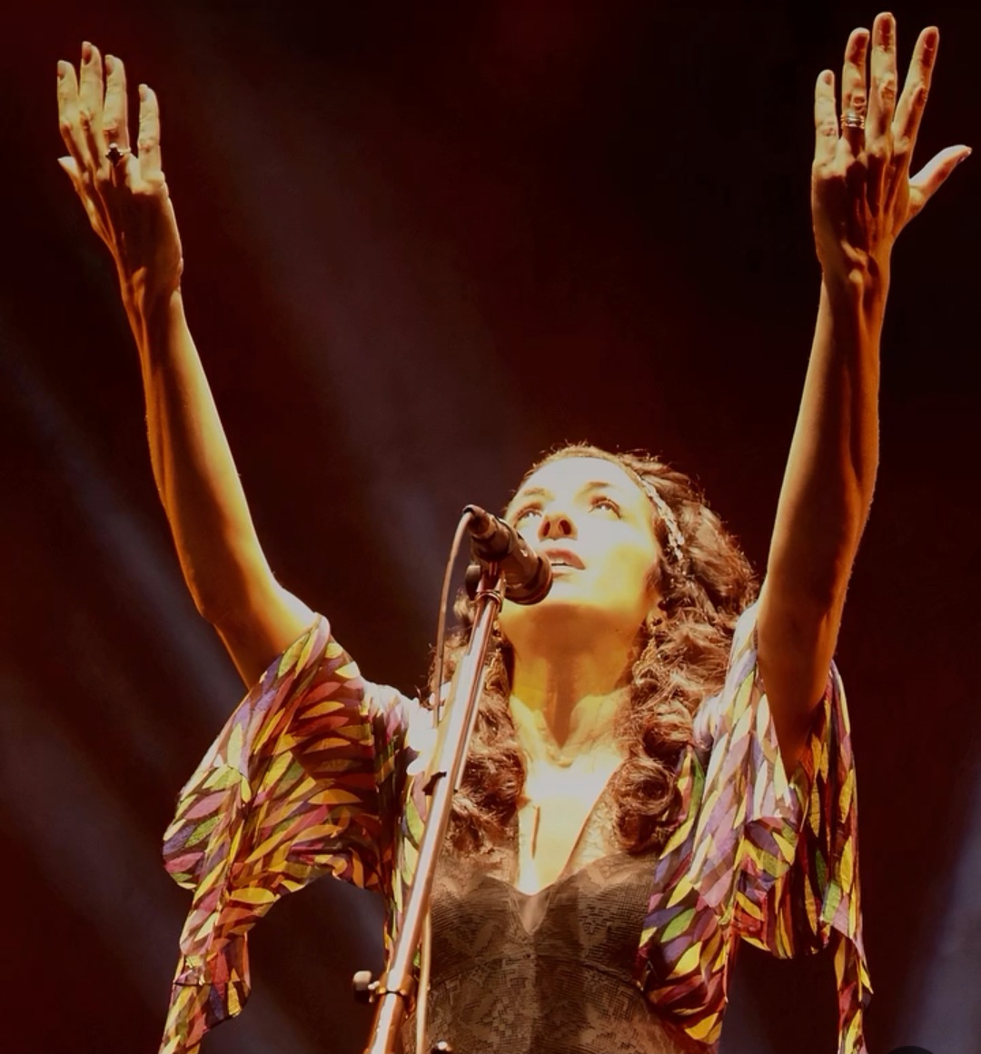 Marisa está numa fase exuberante com recente corrida por ingressos para a  turnê Phonica, que ela vai levar a capitais brasileiras. No Rio de Janeiro a procura foi tão grande que a produção abriu uma segunda data. 