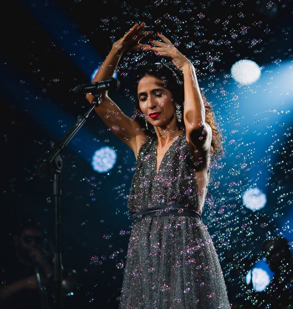 Com acompanhamento de banda e orquestra de 55 músicos regida por André Bachur, o espetáculo Phonica 
passará por Belo Horizonte (18/10), Rio de Janeiro (31/10 e 01/11), São Paulo (08/11), Curitiba (15/11), Brasília (29/11) e Porto Alegre (06/12).
