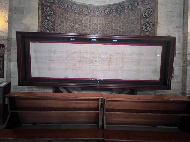 Em 1535, o sudário foi danificado por um incêndio, deixando marcas de queimaduras no tecido. Até o momento, não há evidências científicas conclusivas que comprovem ou desmintam a crença de que o tecido é de fato a mortalha de Jesus.