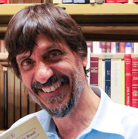 Apesar de ser frequentemente confundido com historiador, sua formação acadêmica é em jornalismo, o que faz com que alguns historiadores questionem a profundidade e o rigor de alguns de seus livros. Bueno, por sua parte, defende o valor das obras de divulgação e afirma que há espaço para ambas as abordagens - a do historiador acadêmico e a do escritor ou jornalista que torna a história atraente para o público geral. 
