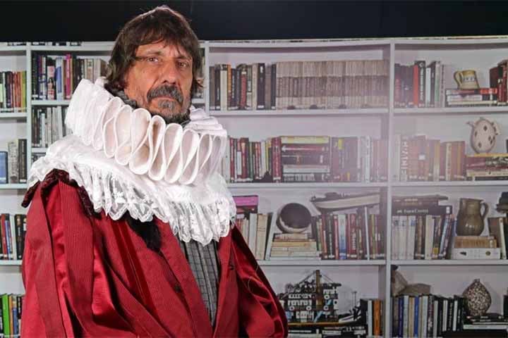 Em 2007, Bueno apresentou o quadro “É muita história”, uma série no Fantástico, da Rede Globo, em que aparecia caracterizado como figuras históricas para narrar episódios do passado com uma linguagem mais próxima do público.
