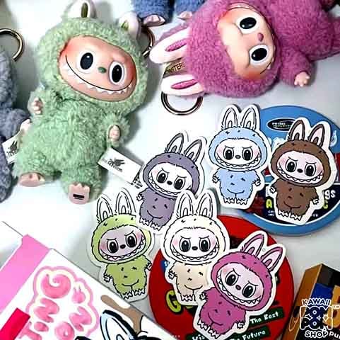 O Labubu é um boneco colecionável em estilo lúdico e sombrio criado pelo artista de Hong Kong Kasing Lung. 
