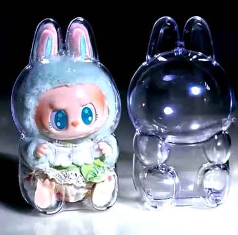 Ele compõe o universo de criaturas imaginárias que o artista desenvolveu ao longo dos anos, ganhando destaque no chamado mercado de “designer toys” - os brinquedos feitos especialmente para colecionadores, muitas vezes em edições limitadas. 
