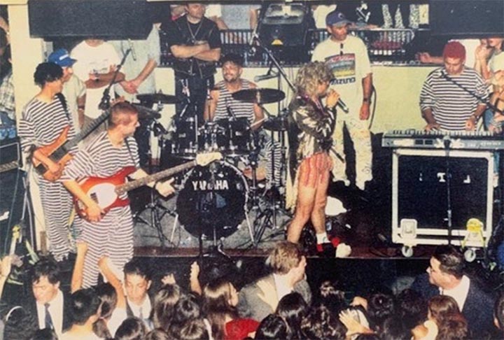 Ele acabou se tornando o vocalista da banda, que passou a se chamar Mamonas Assassinas. Um nome irreverente que conquistou o público.