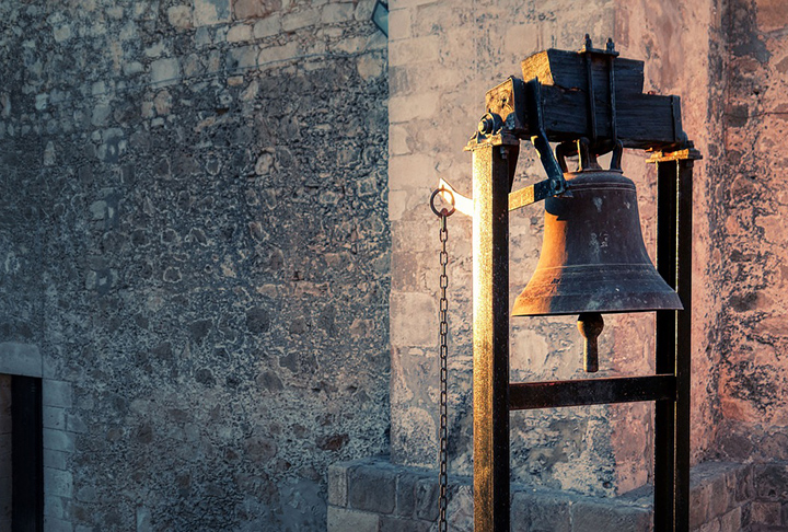 Rezava a lenda que um barulho de sino, pertencente à igreja, costumava ser ouvido em toda a região. 