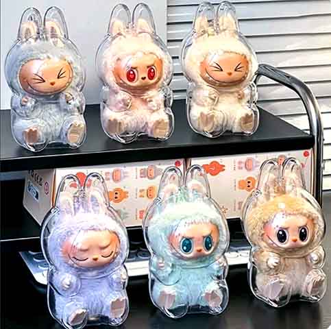 A mistura do fofo com o estranho resulta em estética pop e cult, agradando fãs de estilos como gothic cute e toy art. 
