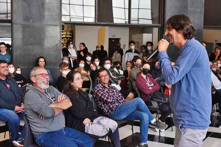 Eduardo Bueno também desenvolveu carreira em meios audiovisuais. Em Porto Alegre, ele participou de programas da TV Educativa, com quadros jornalísticos e culturais. 
