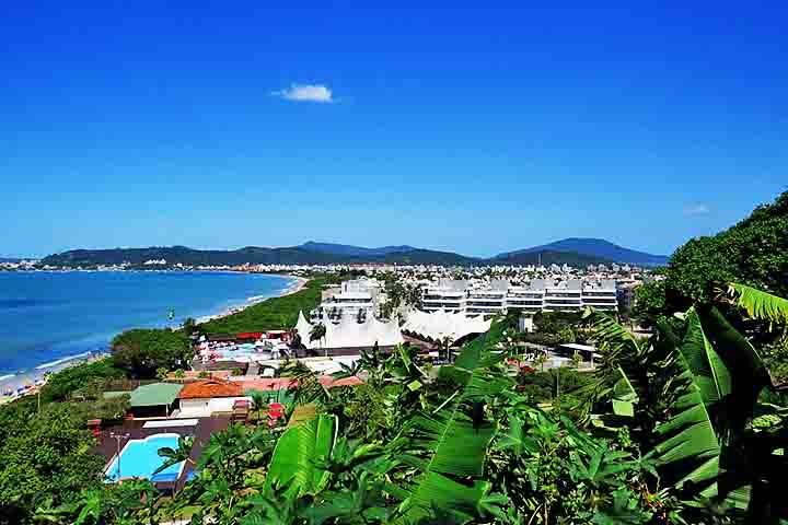 9º) Jurerê, Florianópolis: Florianópolis voltou a aparecer no ranking com o bairro Jurerê, onde o metro quadrado custa, em média, R$ 18.859. A região é famosa por suas praias calmas e por oferecer um ambiente elegante e exclusivo. 