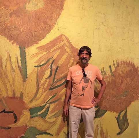 Formado em Jornalismo pela Universidade Federal do Rio Grande do Sul, ele desenvolveu uma carreira multifacetada como repórter, tradutor, escritor e youtuber. 
