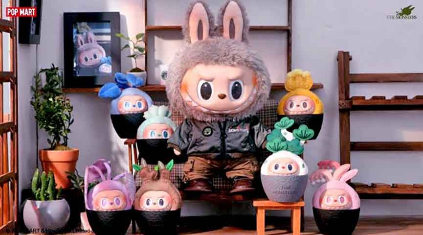 Estrelas pop, como Rihanna, Dua Lipa e Kim Kardashian, integraram o Labubu a seu visual, transformando o item em símbolo fashion ao aparecer com os bonecos pendurados em bolsas de grife. 
