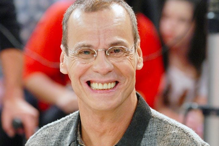 Ainda bem jovem, Carlinhos demonstrou interesse pela música e pela dança, principalmente ritmos populares brasileiros como o samba, o bolero e o forró.