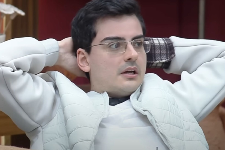 A Fazenda 17: Dudu Camargo discutiu com Gabily no quarto horas depois de interromper Michelle ao vivo no programa.