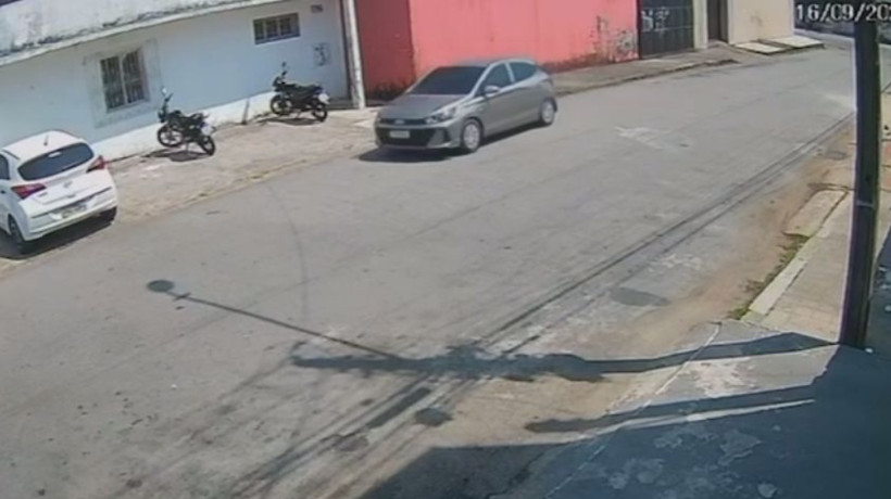 Câmera de segurança registou os suspeitos abordando as vítimas em um carro no bairro Dom Lustosa