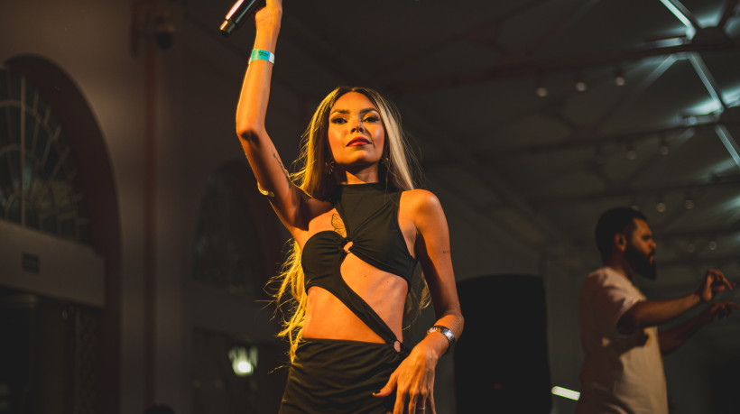 Vanessa A Cantora apresenta repertório de forró na Estação das Artes