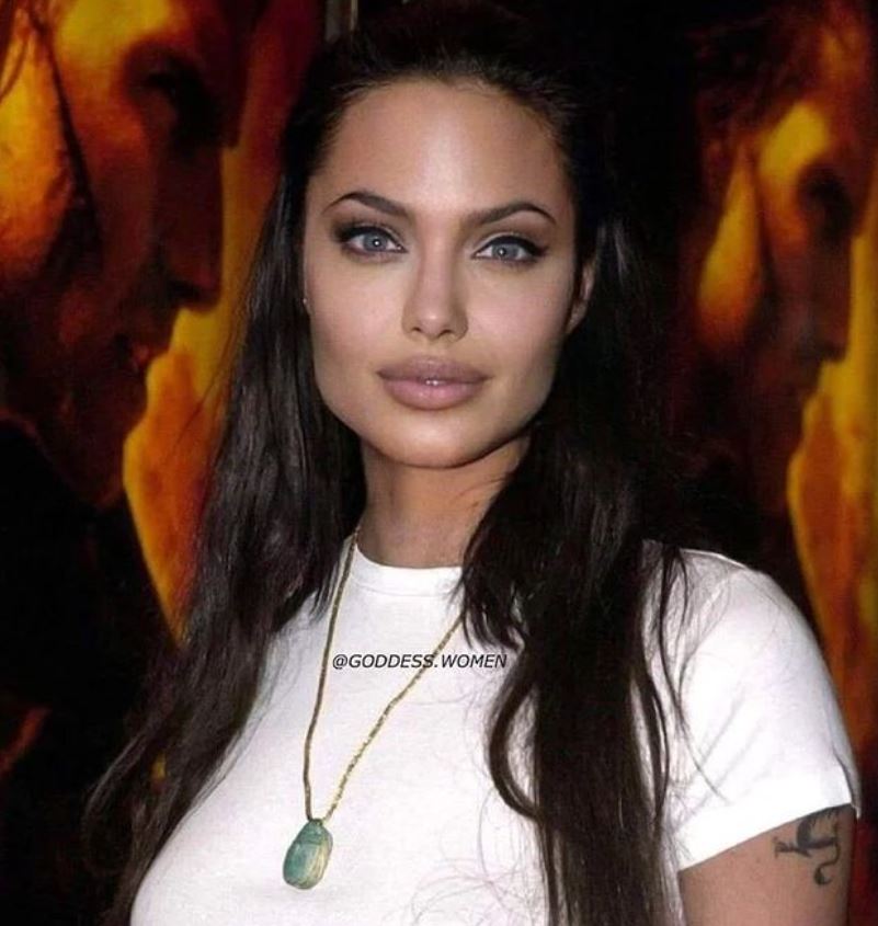 Quando Angelina era jovem, a mãe queria que ela fosse modelo, mas ela preferiu fazer um curso de agente funerário, para aprender a preparar corpos para os velórios. Quem gosta dessa atividade?  
