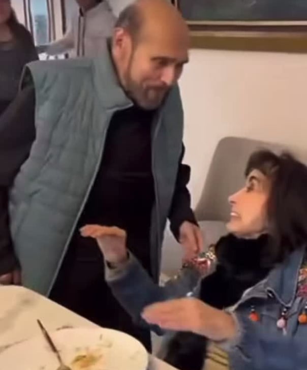 Em meados de agosto de 2025, os fãs de “Chaves” foram surpreendidos com um encontro cheio de emoção entre Maria Antonieta de Las Nieves, a eterna Chiquinha, e Édgar Vivar, conhecido por dar vida ao inesquecível Seu Barriga. 