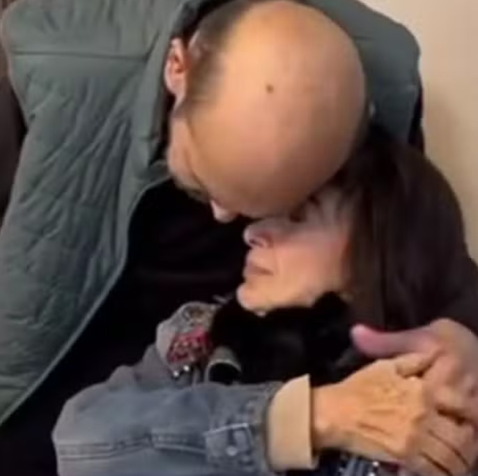 O reencontro foi em 13/8/2025 no Peru, onde os dois trocaram abraços e recordaram momentos marcantes do seriado.