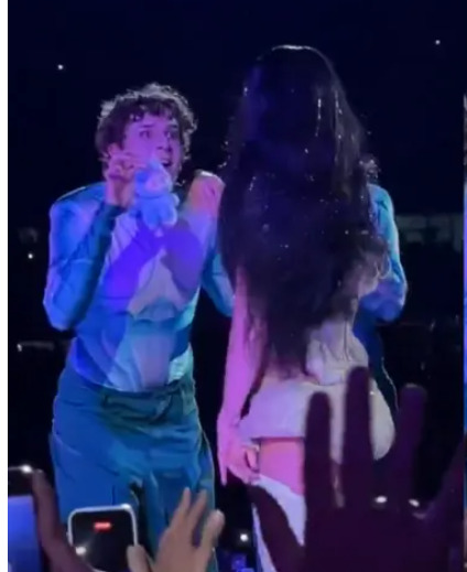 O boneco lançado ao palco foi mostrado à cantora por um dançarino e ela perdeu a estribeira. O episódio divertiu os fãs e reforçou o apelido que Katy recebeu  de labubufóbica, já que não é a primeira vez que ela rejeita o presente. 
