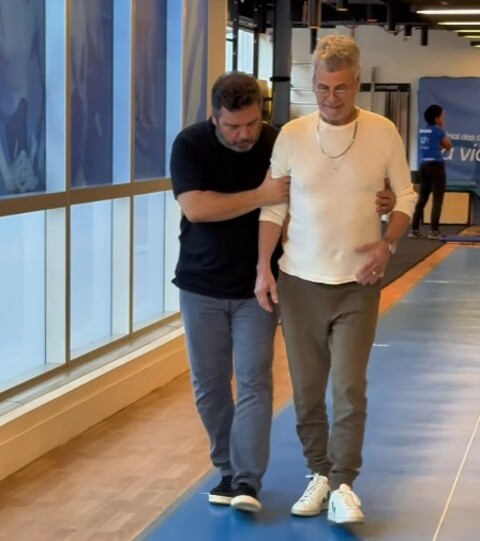 O coreógrafo Carlinhos de Jesus compartilhou no dia 12/9/2025 um vídeo em suas redes sociais em que mostra trechos do seu tratamento de reabilitação e fisioterapia. Afinal, o artista enfrenta atualmente um quadro de bursite trocantérica bilateral associada a tendinite nos glúteos.