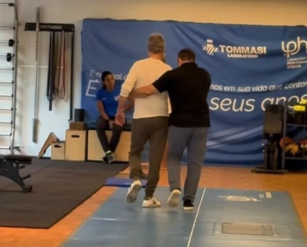 A condição do coreógrafo, um dos jurados do programa Dança dos Famosos, tem exigido cuidados especiais, levando-o a utilizar cadeira de rodas e muletas para garantir sua mobilidade e recuperação.