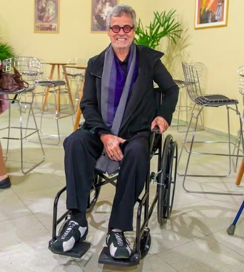 Carlinhos tem usado muletas e cadeira de rodas dependendo da situação. Ele relatou que, durante uma viagem ao Rio Grande do Sul em junho, sentiu dores tão intensas que não conseguia colocar o pé no chão e caiu. Precisou de morfina para aliviar a dor e dormir. Ele revelou que os sintomas se agravaram em junho.