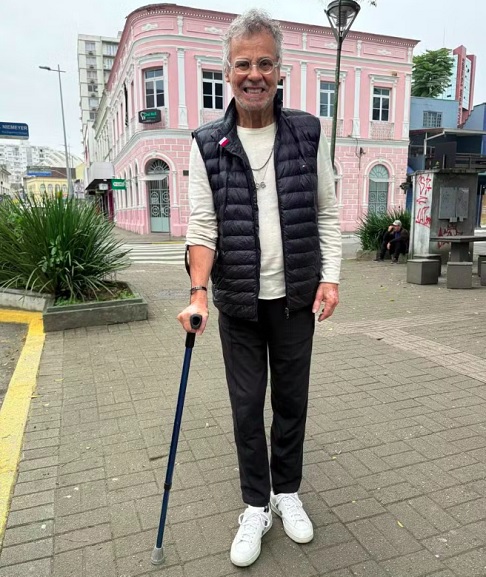 O tratamento de Carlinhos inclui imunoterapia, musculação, exercícios funcionais e fisioterapia. Apesar do cuidado e da disciplina, Carlinhos disse que, ao acordar e olhar para suas pernas, sentia medo do futuro.