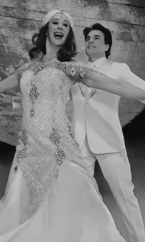 A paixão pela dança surgiu na juventude, e aos treze anos conquistou uma bolsa de estudos em Nova Iorque. Viveu quatro anos fora do Brasil, recebeu formação sólida em balé e se apresentou em grandes palcos, como o Teatro Colón, em Buenos Aires. O talento na dança abriu caminho para outros segmentos artísticos e forneceu base para sua versatilidade futura.
