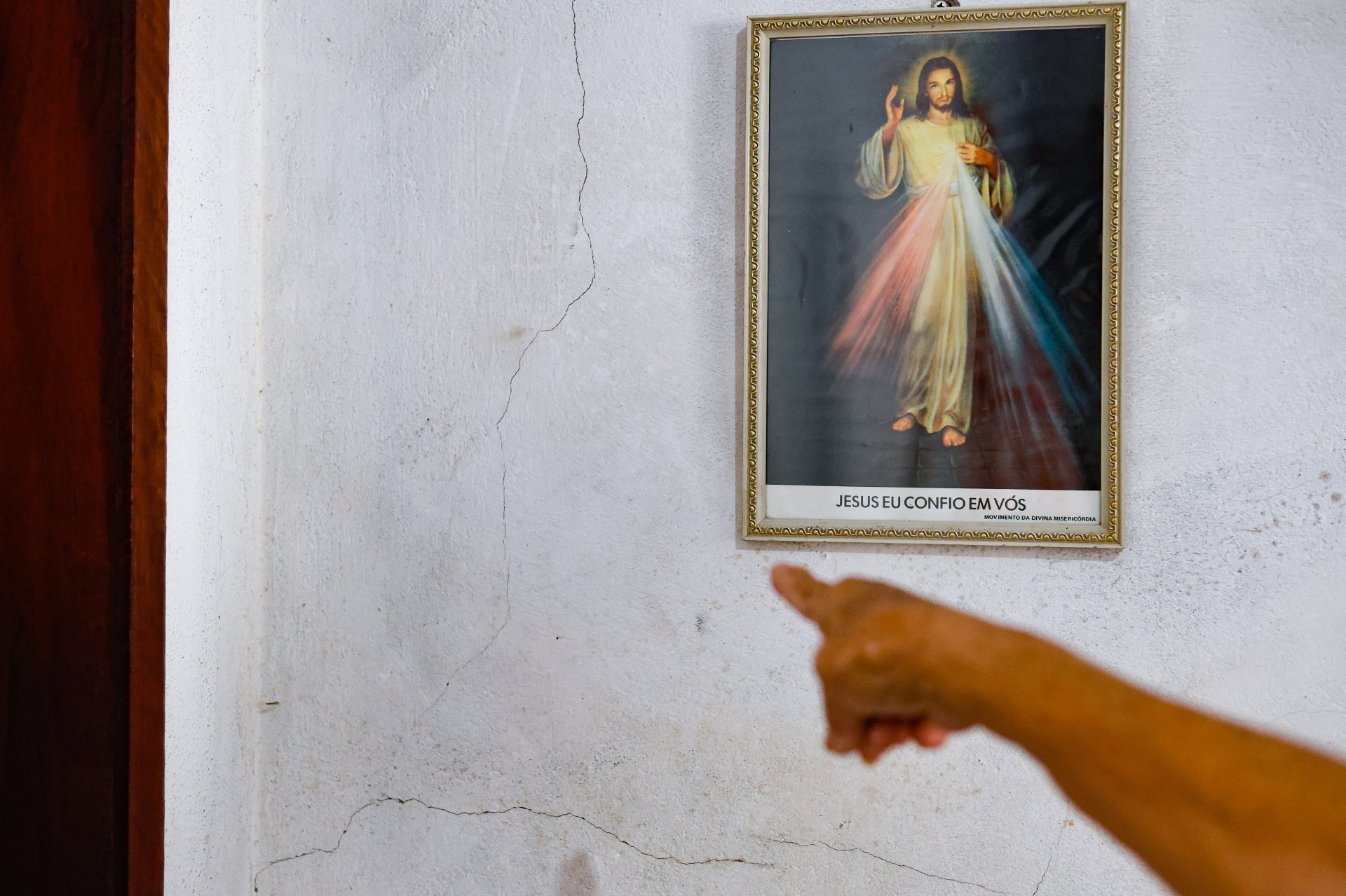 Praticamente todas as paredes apresentam rachaduras