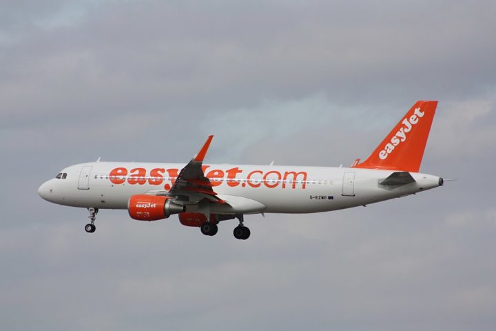 Já a easyJet declarou ao The Independent que a segurança é a prioridade número um para todos os pilotos, e que eles são treinados de acordo com os mais altos padrões da indústria, sujeitos a testes rigorosos e monitorados de perto. 