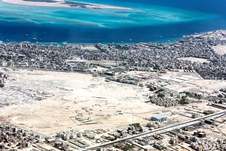 Originalmente, Hurghada era uma pequena vila de pescadores, mas, com o crescimento do turismo nas últimas décadas, transformou-se em um importante centro de lazer e entretenimento, atraindo visitantes do mundo todo.