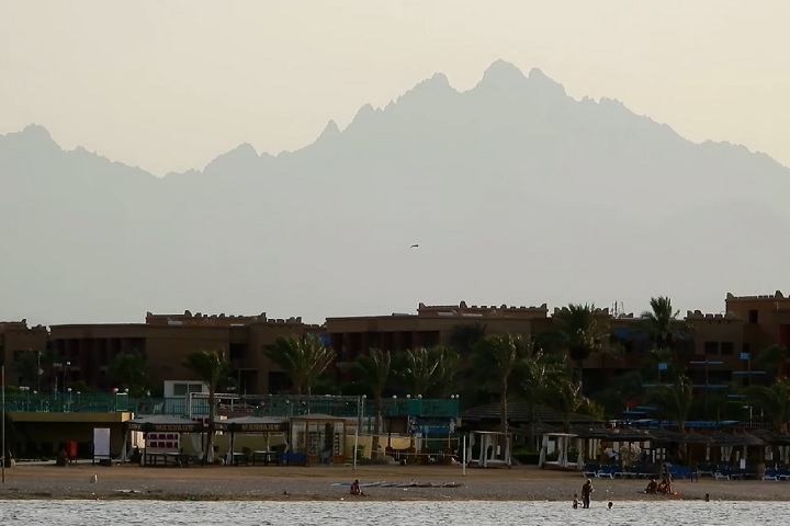 Um piloto da companhia aérea de baixo custo EasyJet foi afastado recentemente de suas funções após voar muito abaixo da altitude recomendada enquanto se aproximava para pousar em Hurghada, uma cidade turística no Egito, às margens do Mar Vermelho.