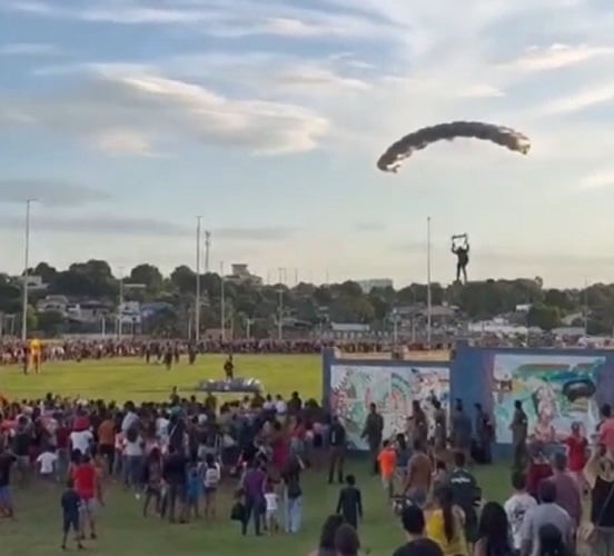 O Domingo Aéreo 2023  incluiu atrações como saltos e apresentações da Esquadrilha da Fumaça e reuniu uma grande multidão no local.