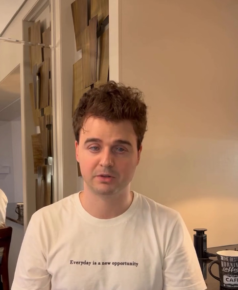 Claudia, então, convidou Rodolfo para retornar a outra sessão da peça com amigos, e ressaltou a importância da audiodescrição como recurso de acessibilidade. Rodolfo confirmou nas redes e agradeceu as mensagens recebidas.
