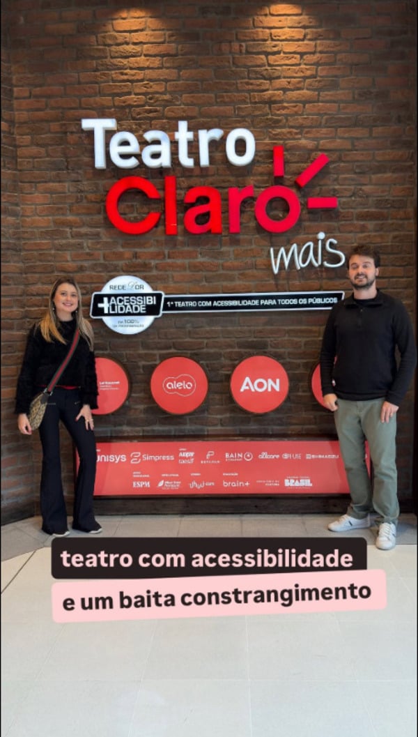 O homem, chamado Rodolfo, relatou o constrangimento nas redes sociais:  Ela acreditou que eu estava sendo desrespeitoso em ficar com o celular na mão durante o espetáculo. Os olhares de julgamento negativo vieram rápido e direto para mim.
