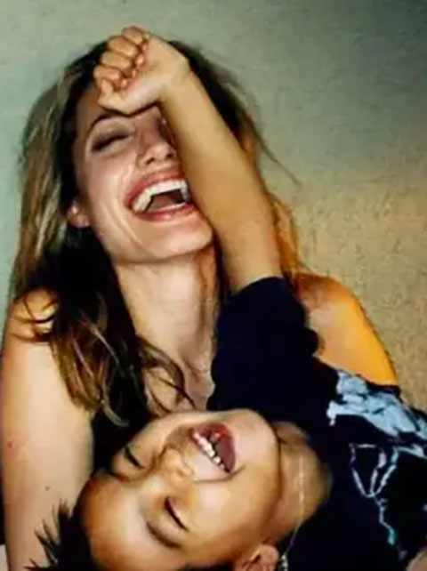 Angelina também divulga causas em defesa dos animais, como o programa de preservação de abelhas Women For Bees, da Unesco, em parceria com a empresa de cosméticos francesa Guerlain.  

