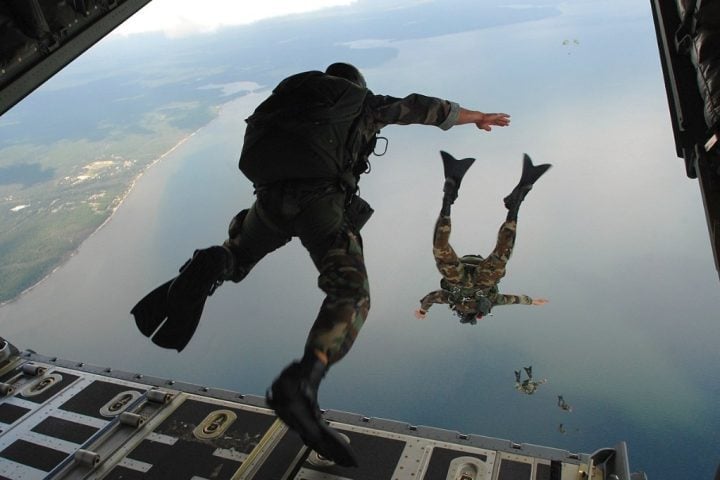 Atualmente, o paraquedismo é um esporte radical difundido globalmente, com modalidades como formação em queda livre, wingsuit e BASE jump, além de saltos tandem para iniciantes. 