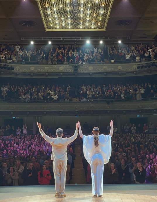 Claudia é, também, um grande nome do teatro musical brasileiro e o papel que lhe abriu as portas foi o musical  “A Chorus Line” em 1983. Uma montagem brasileira dirigida por Walter Clark.