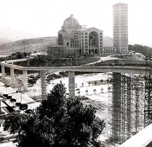 A história de Aparecida remonta a 1717, quando três pescadores do rio Paraíba do Sul encontraram uma imagem de Nossa Senhora da Conceição.