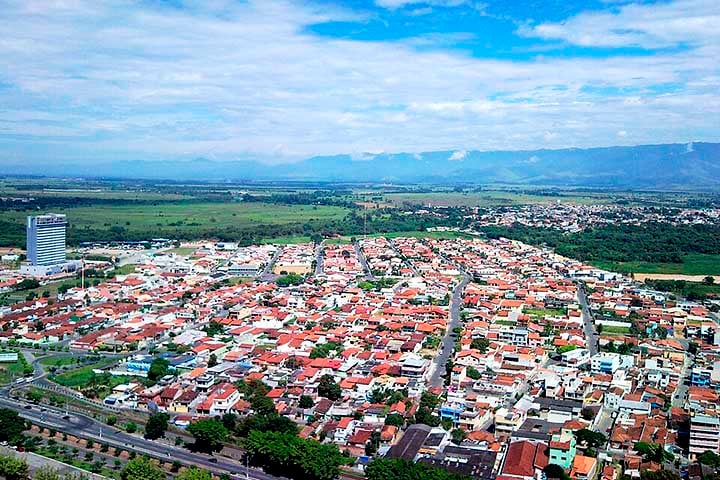 Segundo a administração municipal, a medida tem como objetivo compensar os custos adicionais que o grande fluxo de visitantes gera para a infraestrutura local, sobretudo em feriados prolongados e datas religiosas de grande movimentação.
