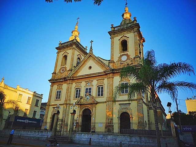 Esse episódio levou à construção de uma capela em 1734, seguida por uma igreja maior, a Basílica Velha, que foi inaugurada em 1888. 
