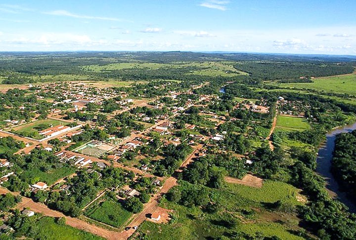 A cidade de Araguainha, no Mato Grosso, ocupa o quarto lugar da lista, pois abriga 1.100 moradores. Está situada no Sudeste do estado. Tem 400 metros de altitude e  extensão territorial de 675 km². Assim, sua densidade demográfica é de 1,5 habitante por km².