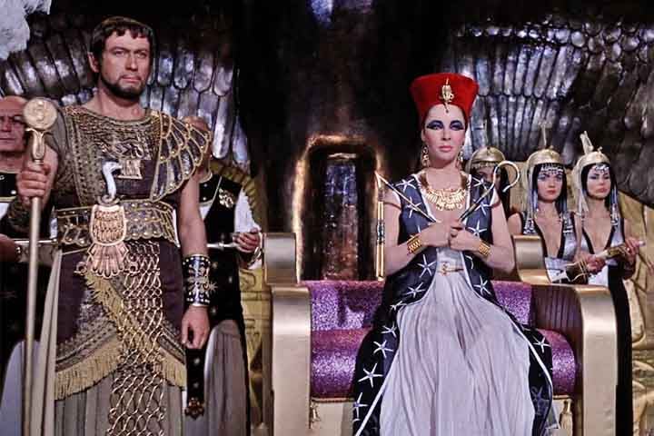 Essas obras reforçaram sua imagem como uma rainha inteligente, carismática e capaz de influenciar impérios, perpetuando o fascínio cultural em torno de sua história.
