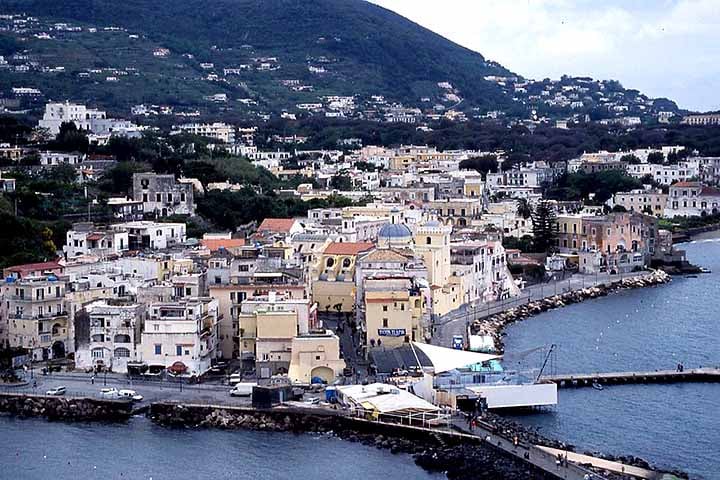 Em uma ilha vulcânica no sul da Itália, um costume curioso adotado pelos moradores locais se tornou parte da identidade cultural local.