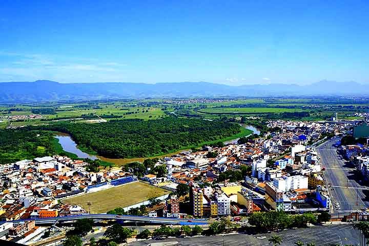 O projeto ainda não tem data para ser votado na Câmara Municipal. Caso seja aprovado, ele irá revogar uma lei de 2006 que previa cobrança semelhante para ônibus, micro-ônibus, vans e kombis por um período de três dias, mas que nunca chegou a ser efetivamente aplicada.
