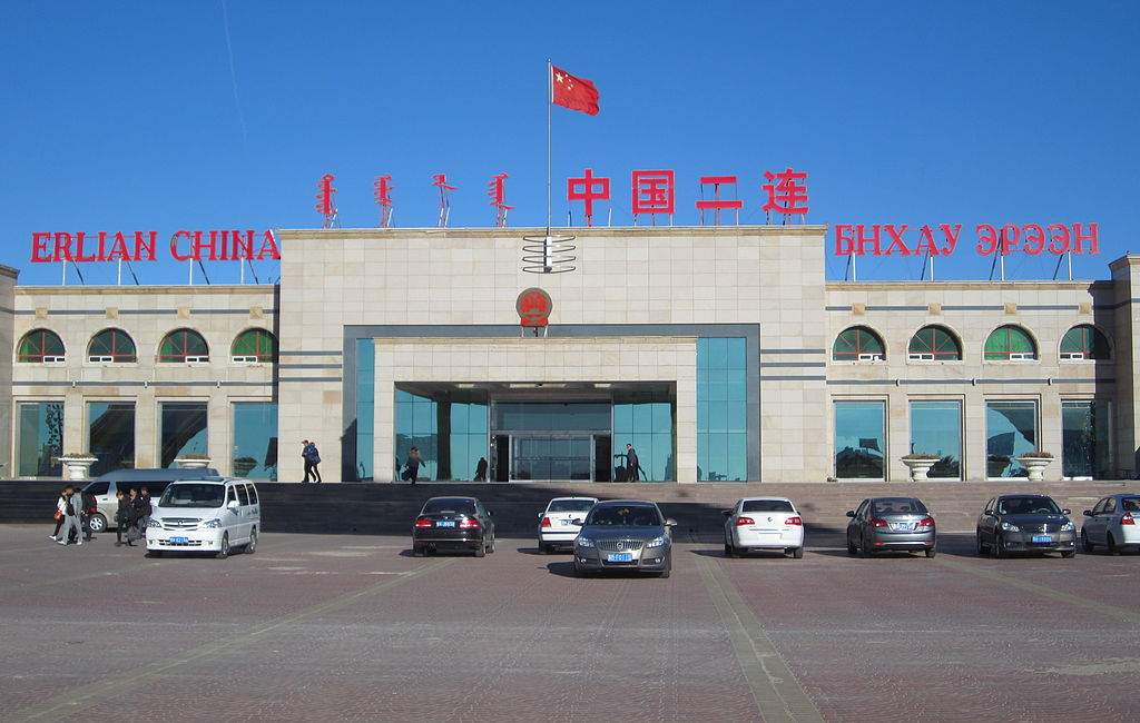 A escultura fica na cidade chinesa de Erenhot, mas bem perto da cidade de Zamyn-Üüd, na Mongólia. Fica a poucos metros da fronteira, mas não exatamente na linha divisória entre os dois países. Na prática, porém, muitos consideram fronteira. 